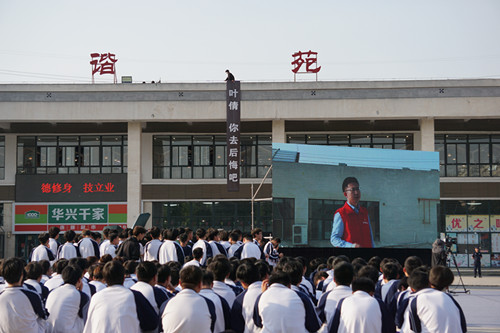 学校应急救援队队员在楼顶对学生进行情绪安抚