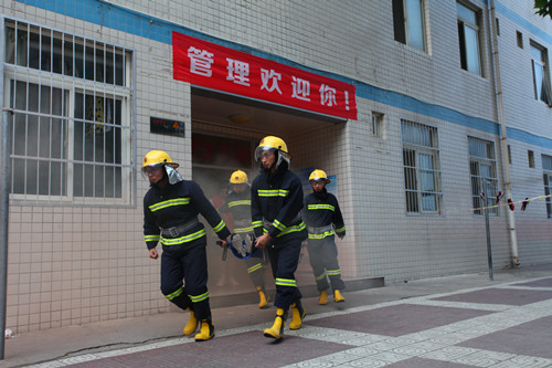 微型消防站队员搜救被困学生