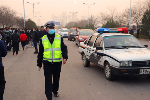 交警在校门外维护交通秩序