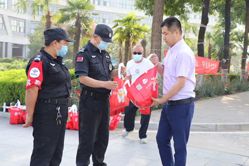 李晓飞为保安发放端午节慰问品