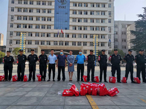 雷乐敏在临渭校区与安保人员合影留念