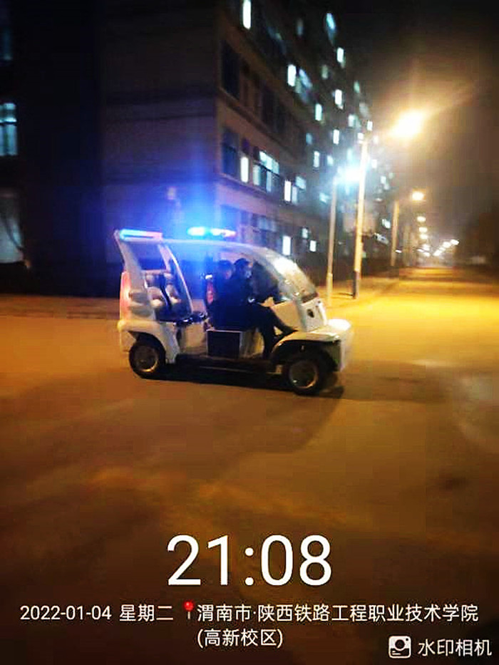 警车夜间巡逻