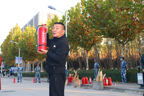 讲解示范干粉灭火器正确操作步骤