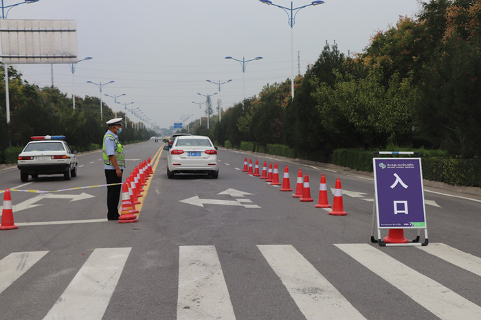 交警在交通临时管制道路上执勤