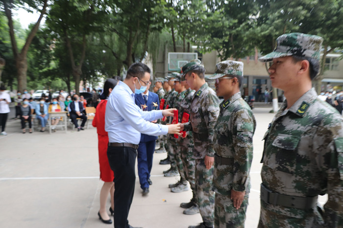 祝和意副校长为铁院卫士颁发奖杯和证书