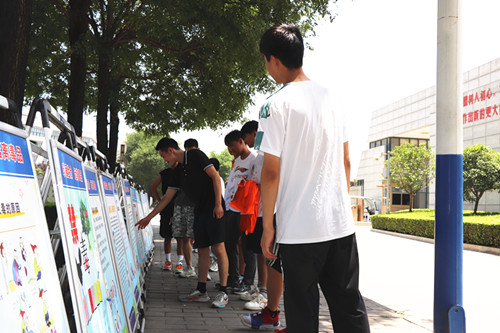 学生观看禁毒宣传教育展板